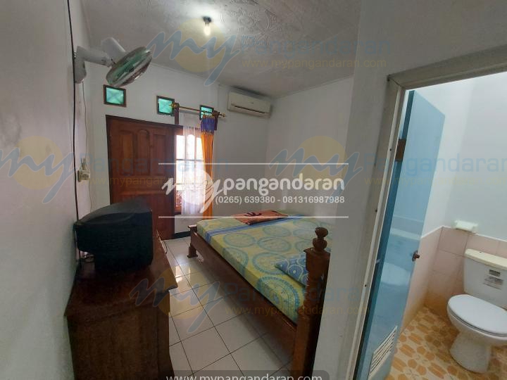  Tampilan Kamar Tidur Rinjani Homestay Pangandaran, Memiliki fasilitas AC/FAN, TV dan Kamar Mandi.